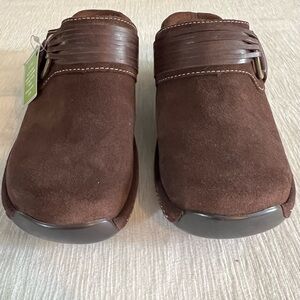 NWT Bass Women's Brown Suede Mules Antique Brass & Leather Accents 7M